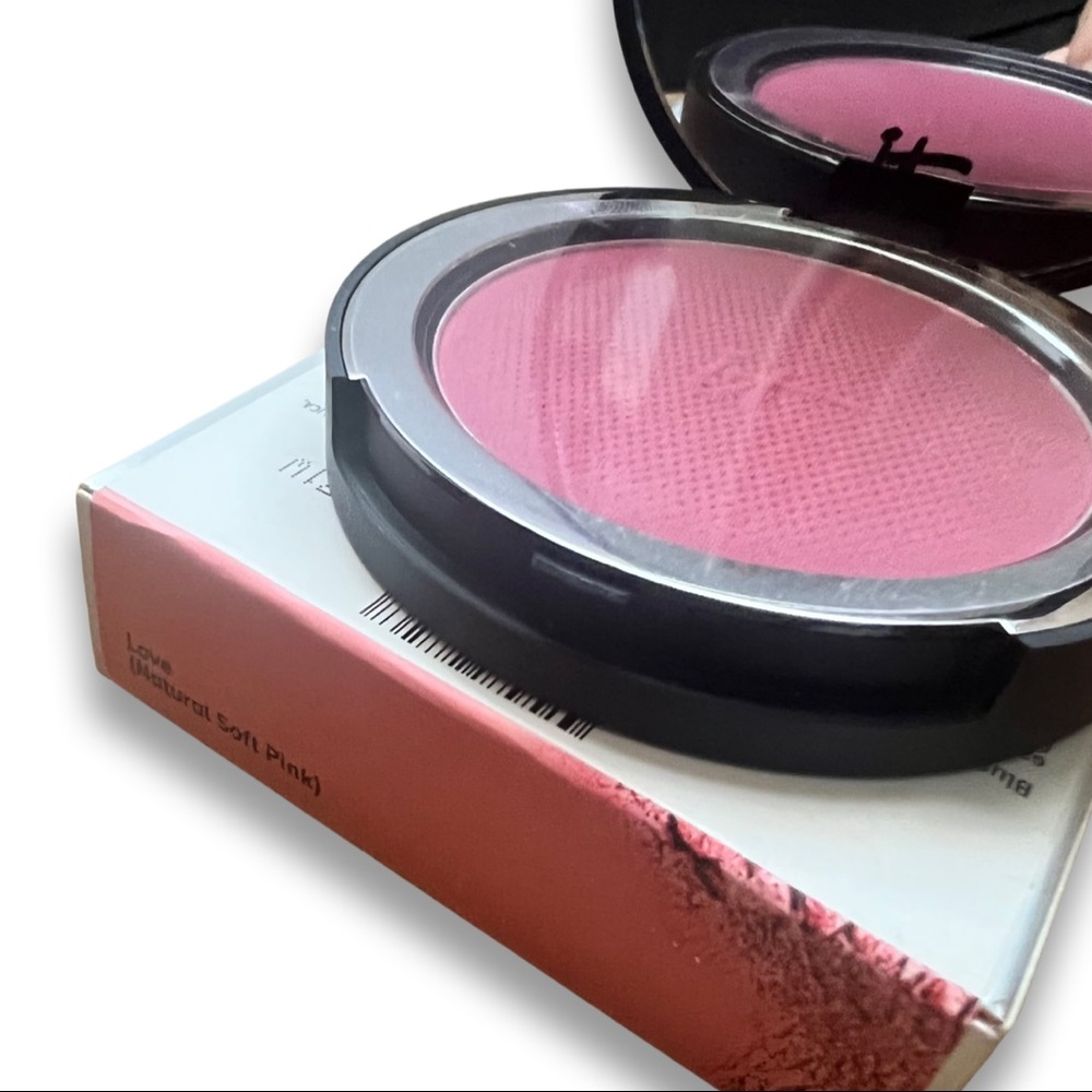 It Cosmetics Bye Bye Pores blush in Love ( Natural soft pink )